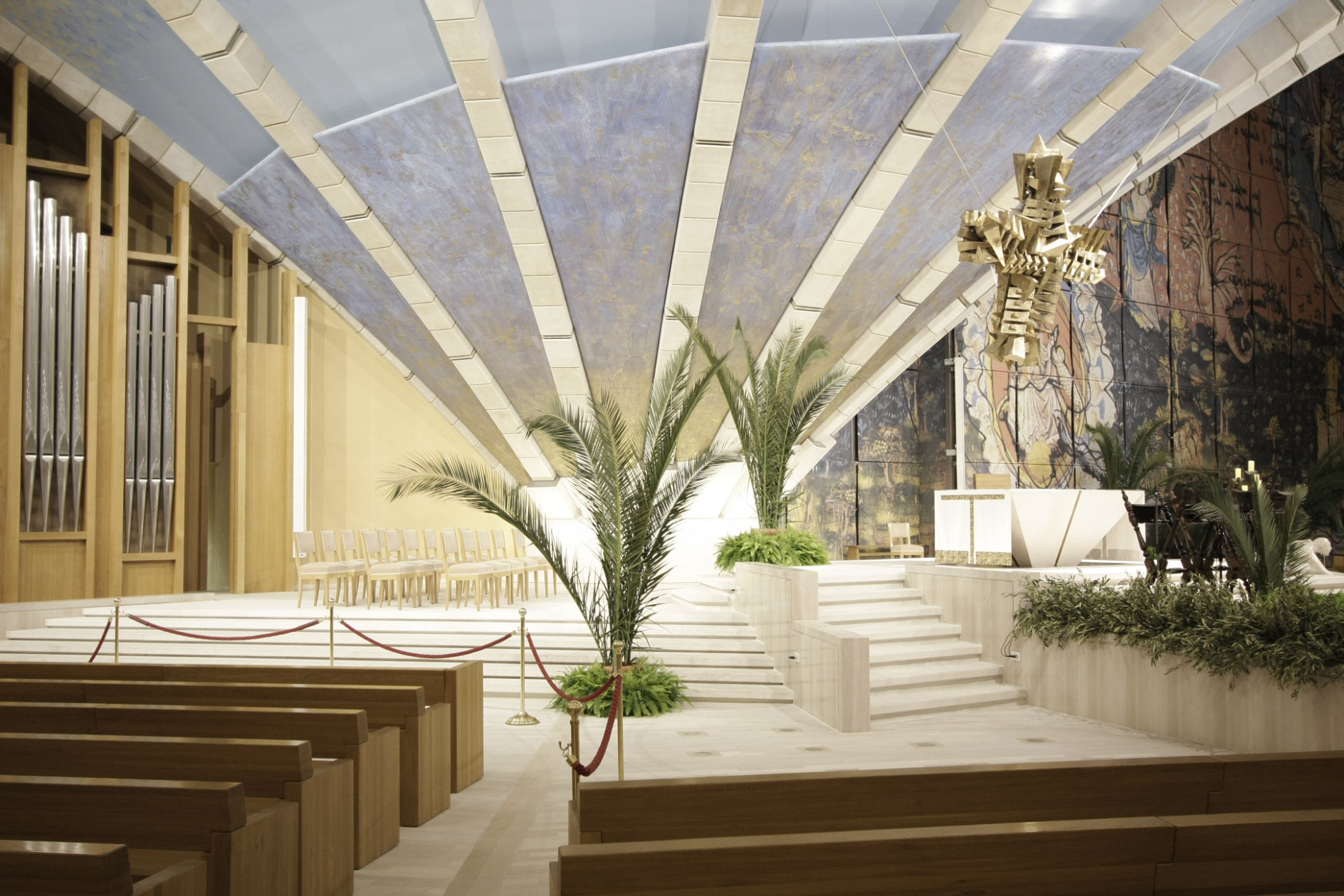 Interno della Chiesa di Padre Pio con altare, organo a canne e soffitto con trattamento acustico