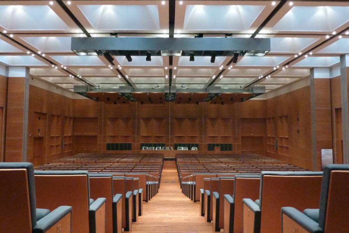 Vista interna dell auditorium di Arezzo Fiere con platea e pannelli acustici in legno a soffitto