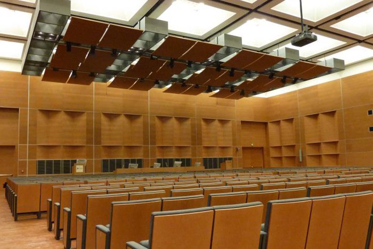 Auditorium Arezzo Fiere con pannelli fonoassorbenti sospesi a soffitto e poltrone