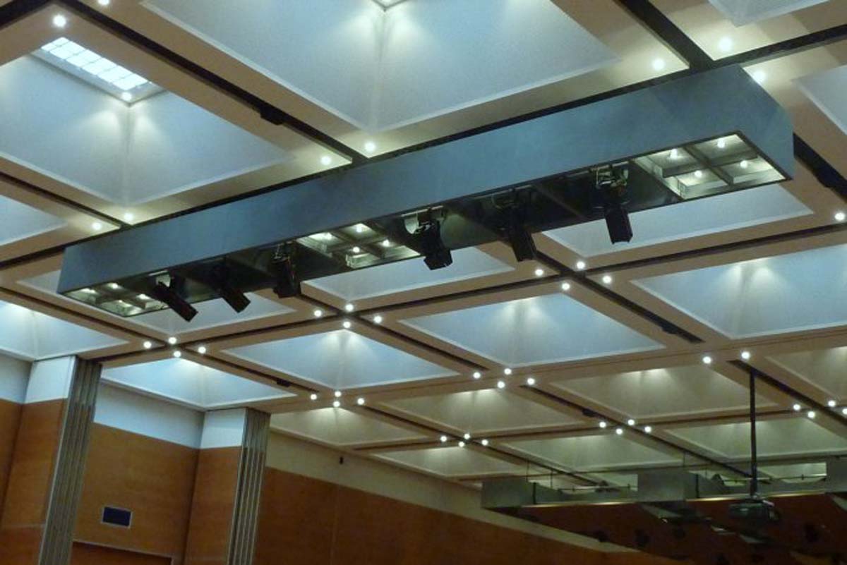 Dettaglio del controsoffitto con illuminazione e americane luci nell auditorium di Arezzo Fiere