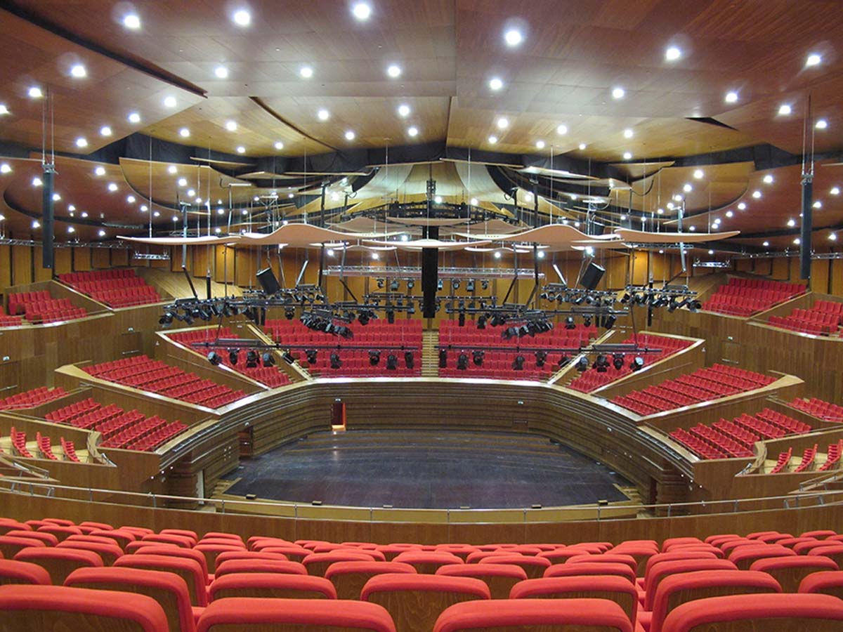 Vista panoramica dell auditorium di Astana con poltrone rosse e palcoscenico centrale