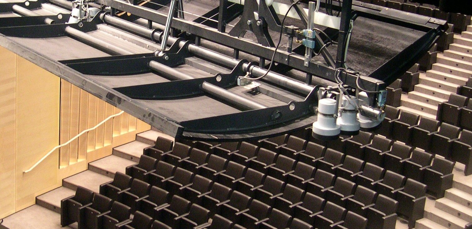 Dettaglio delle americane con proiettori e attrezzatura scenica nell auditorium di Astana