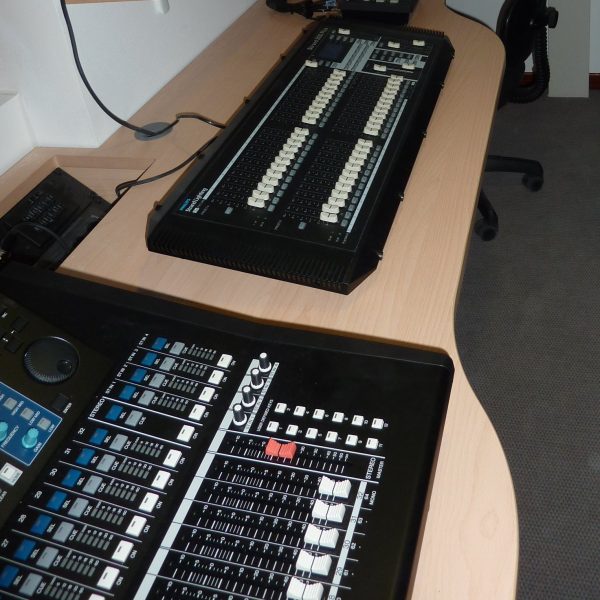 Consolle di regia luci e audio nella sala tecnica dell auditorium di Astana