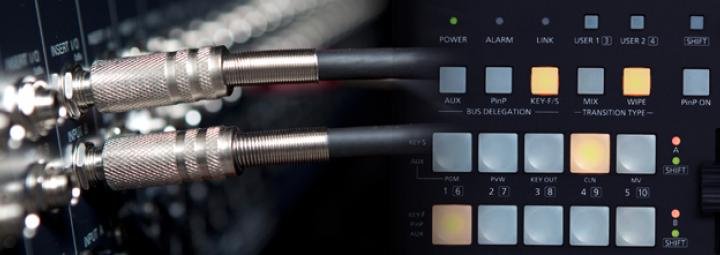 Dettaglio di connettori audio e mixer video nella regia dell auditorium di Astana