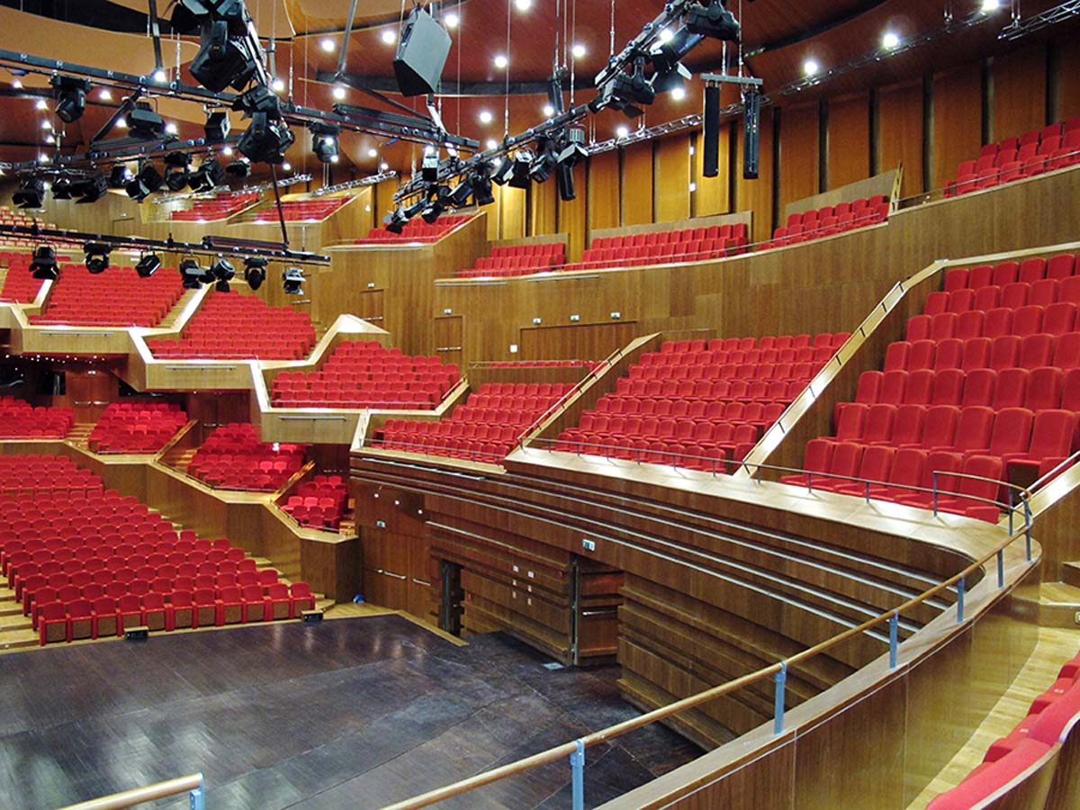 Platea con poltrone rosse e impianto luci dell auditorium di Astana vista dal palco