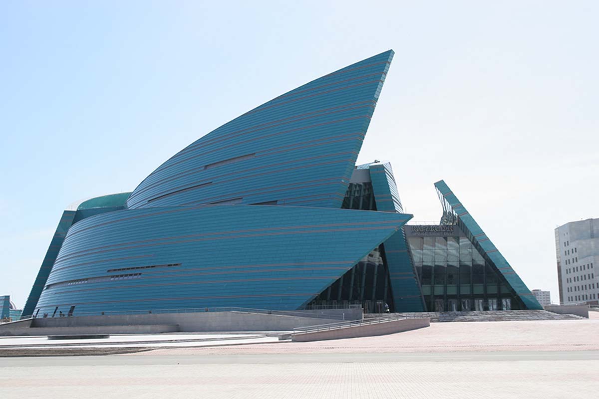 Esterno della Sala Concerti di Astana, edificio dalla forma architettonica a vela