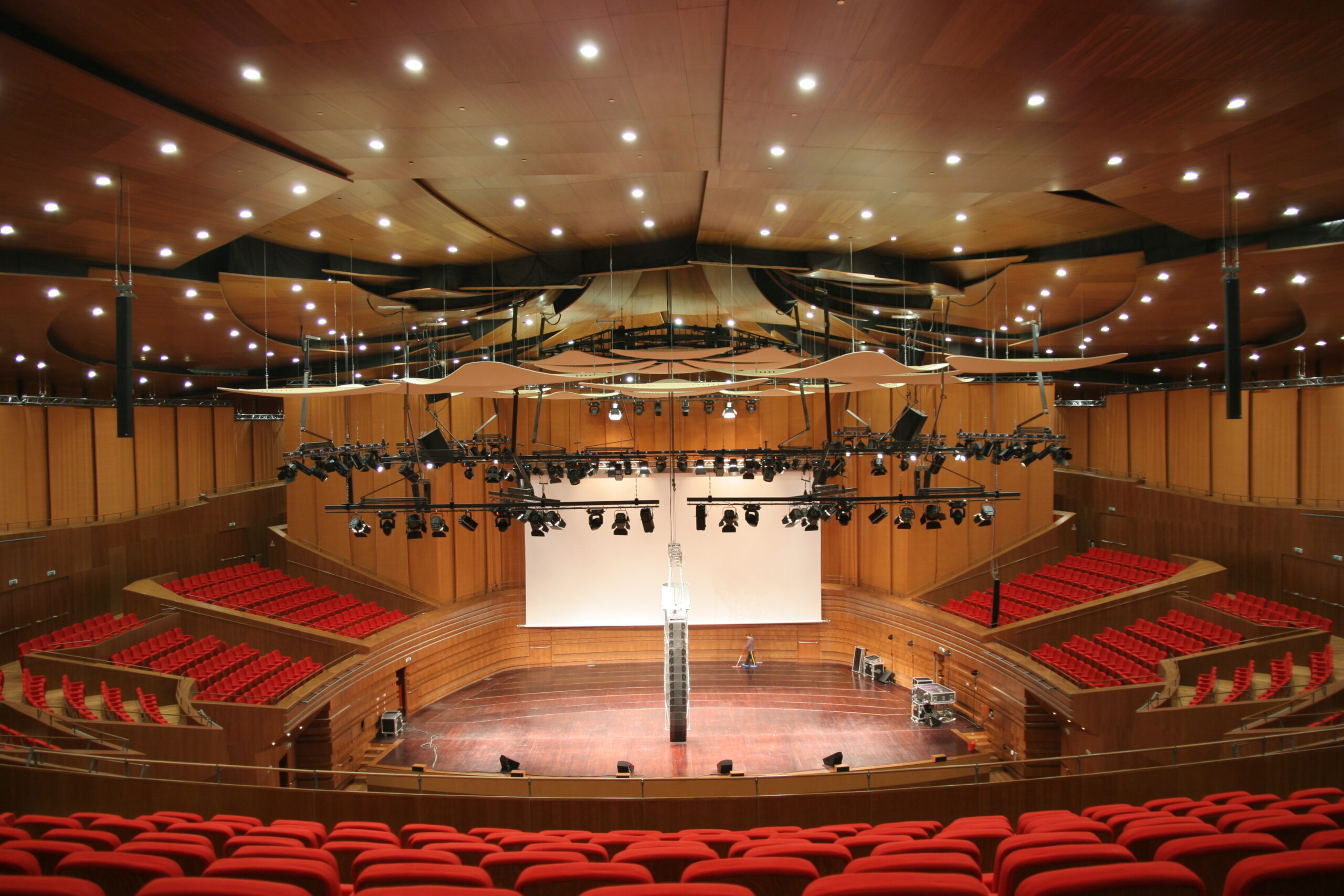 Interno dell auditorium di Astana con pannelli acustici a soffitto e impianto luci professionale
