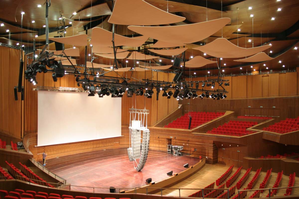 Auditorium di Astana con pannelli acustici sospesi, schermo e impianto luci sceniche