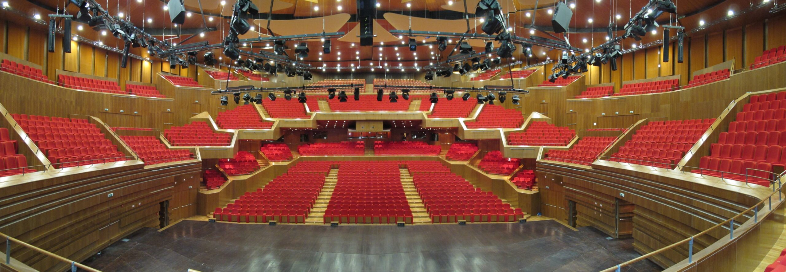 Vista panoramica dell auditorium di Astana con poltrone rosse e impianto luci dal palco