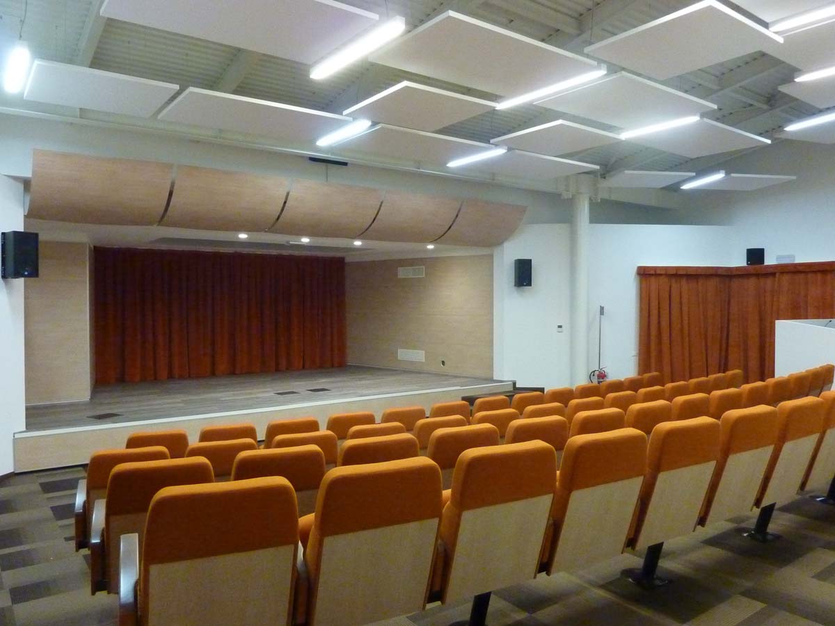 Auditorium DIAL di Pergine con palco, sipario e pannelli acustici a parete e soffitto
