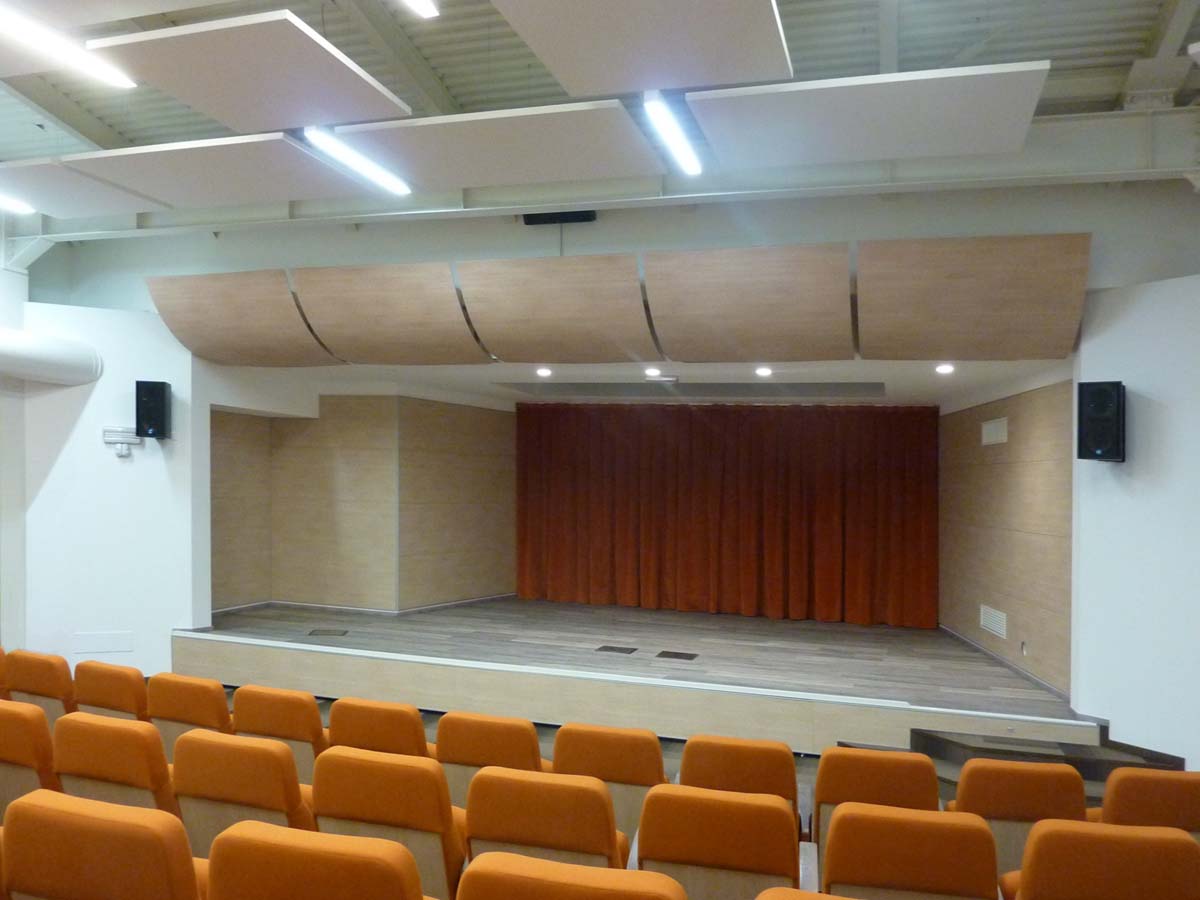 Vista frontale del palco dell auditorium DIAL di Pergine con trattamento acustico e diffusori