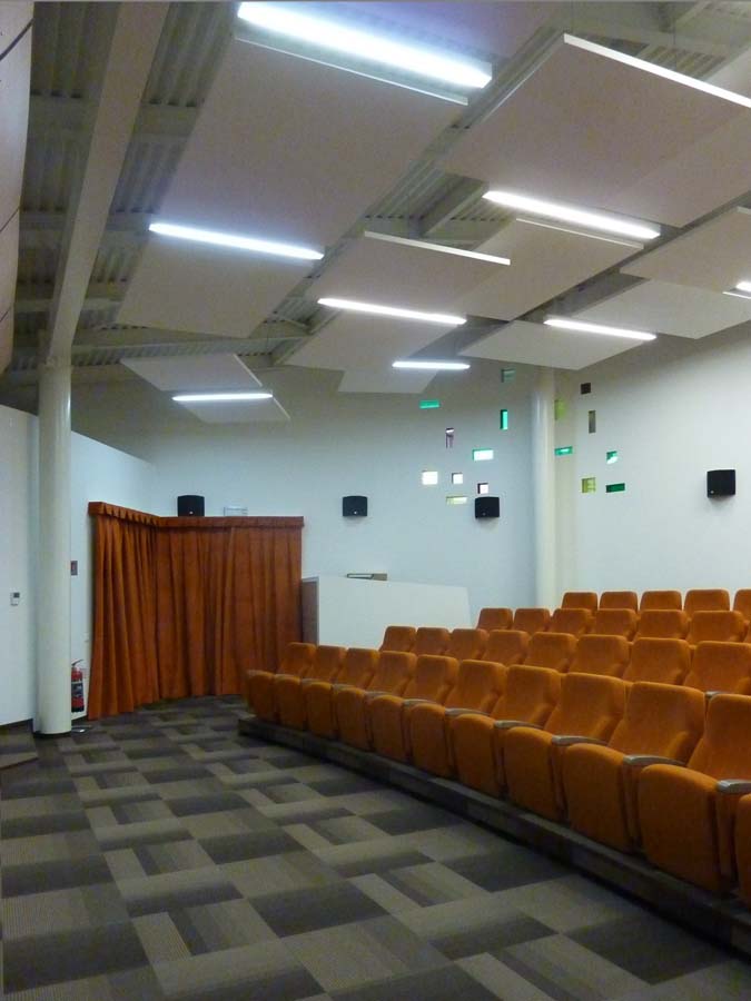 Laterale dell auditorium DIAL di Pergine con poltrone, diffusori audio e pannelli fonoassorbenti