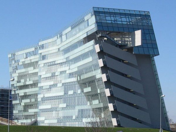Esterno edificio moderno Hypo Bank Udine con facciata in vetro e acciaio
