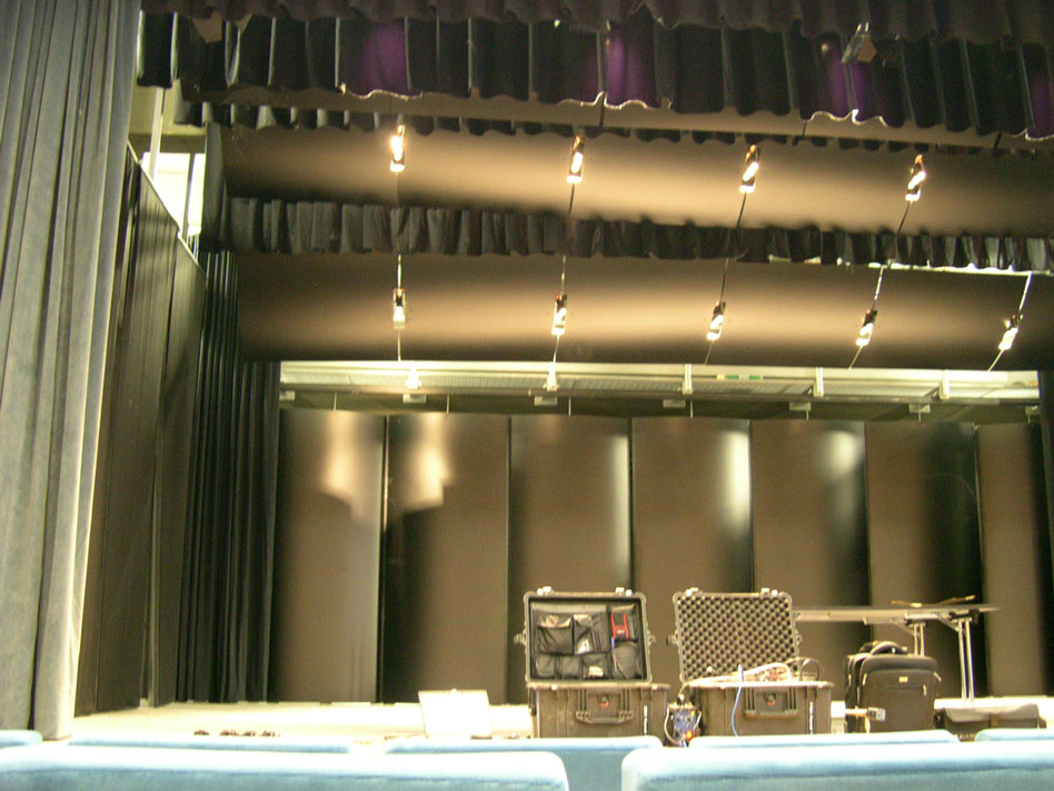 Palcoscenico dell auditorium di Poggio Rusco con quinte, americane luci e attrezzatura tecnica