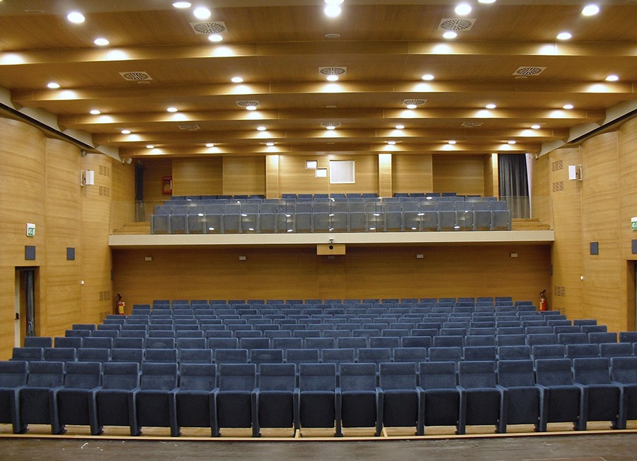 Auditorium di Poggio Rusco con platea e galleria, poltrone blu e rivestimento pareti in legno