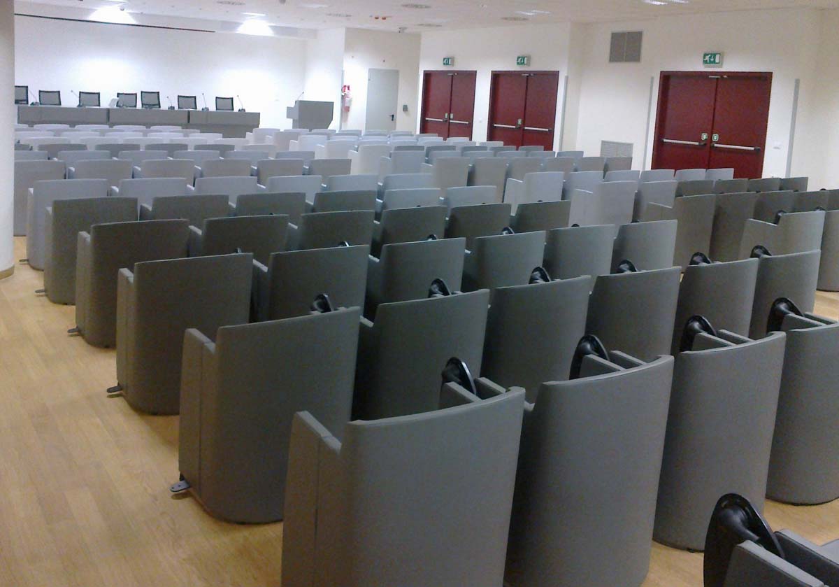 Poltrone grigie con ribaltina vista posteriore nella sala conferenze USSL Feltre
