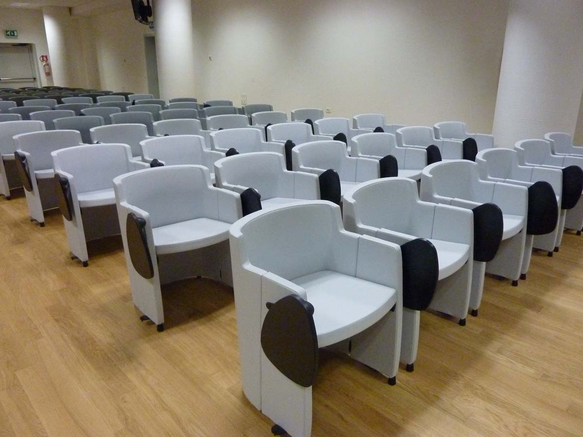 Dettaglio poltrona grigia e nera con seduta ribaltabile nella sala conferenze USSL Feltre
