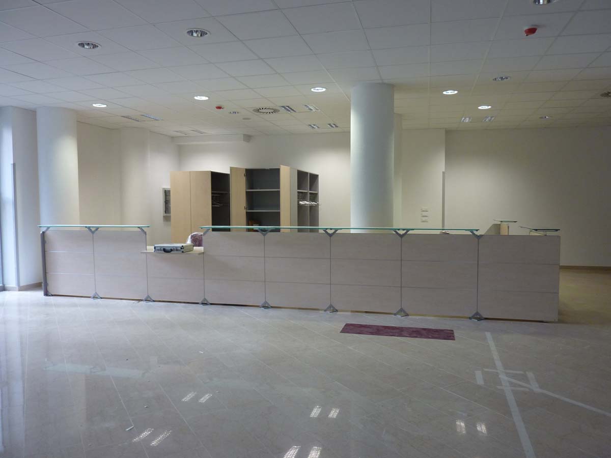 Bancone reception con piano in vetro e armadi nell area accoglienza USSL Feltre