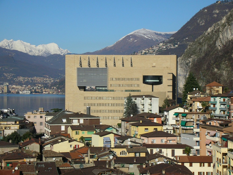Veduta esterna del Casino di Campione d Italia con lago e montagne innevate sullo sfondo