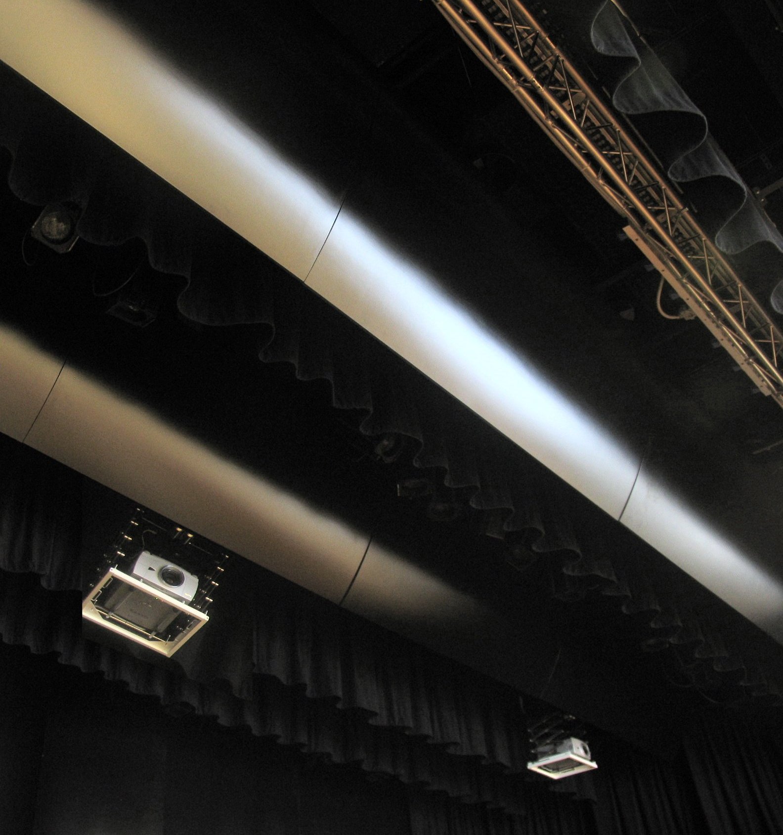 Proiettori e condotti acustici cilindrici a soffitto nel teatro del Casino di Campione d Italia