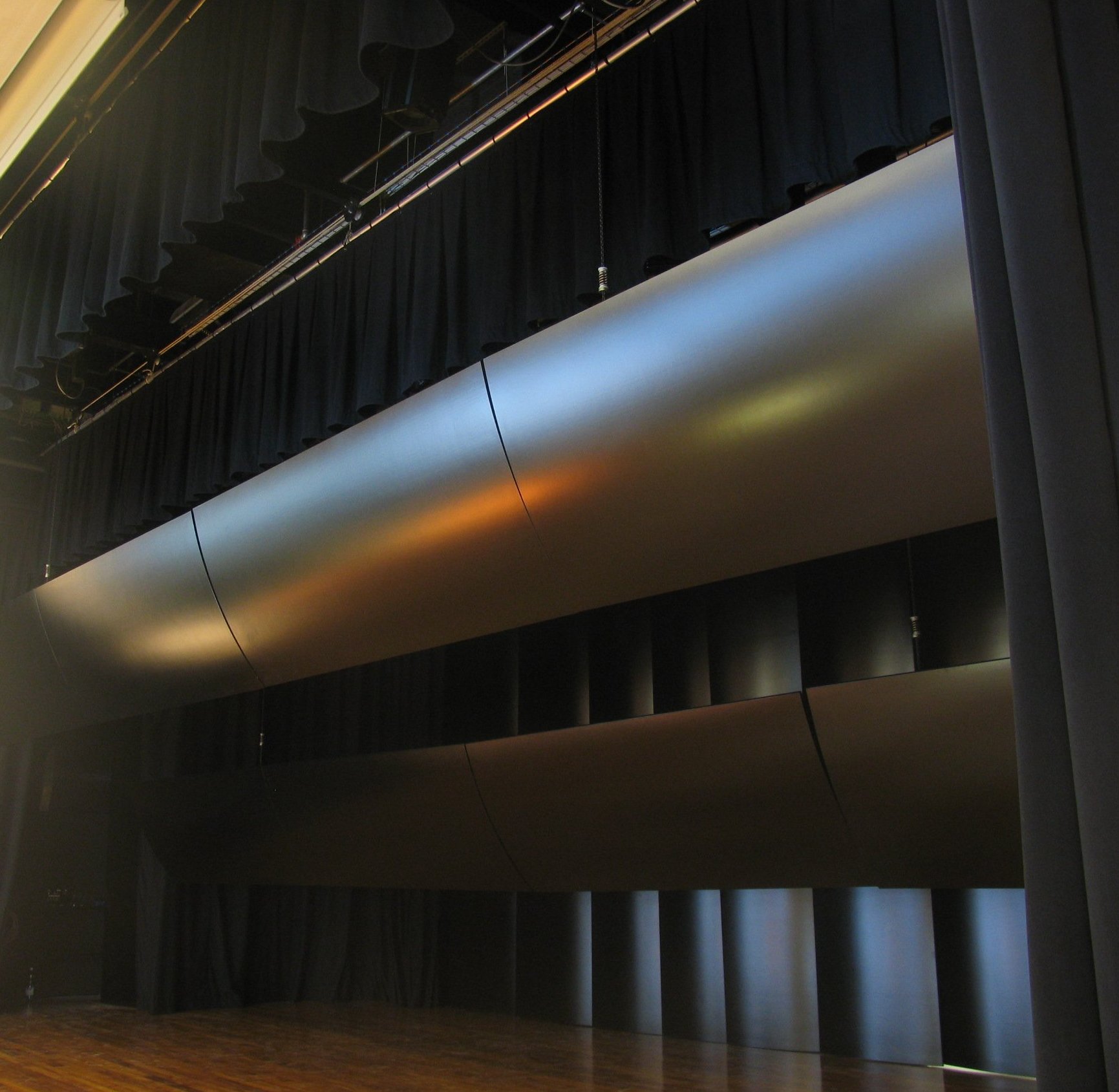 Riflettori acustici cilindrici sospesi sopra il palco del teatro del Casino di Campione d Italia