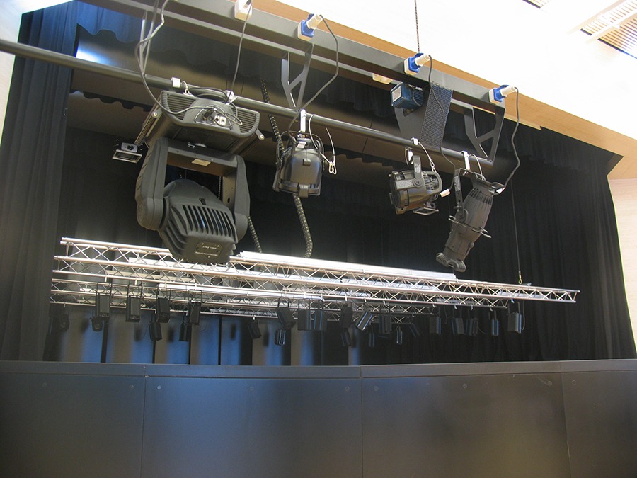 Americane con proiettori e fari teatrali sopra il palco del Casino di Campione d Italia