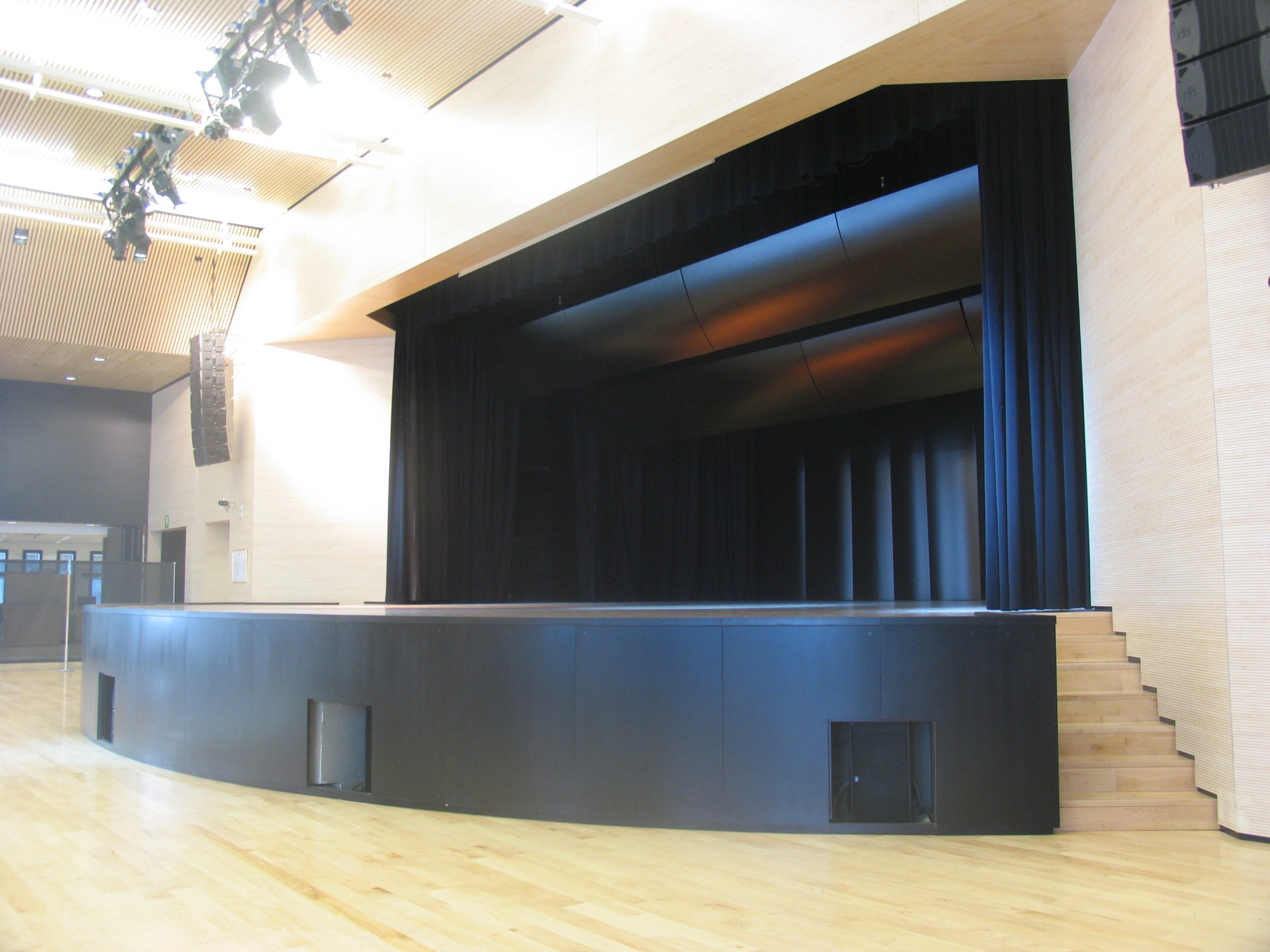 Palcoscenico con sipario nero e luci sceniche nella sala del Casino di Campione d'Italia