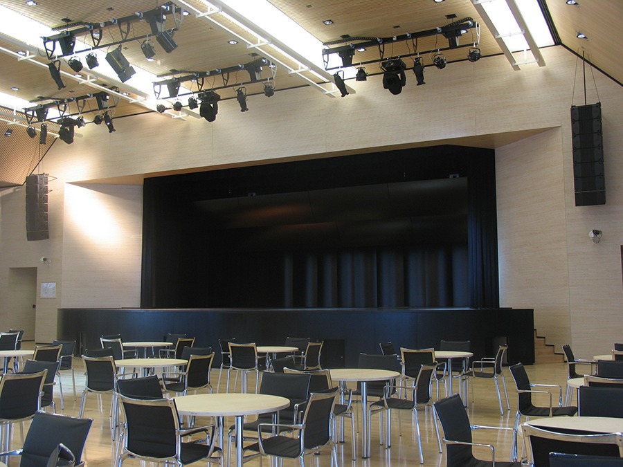 Vista laterale della sala del Casino di Campione d'Italia con palco, diffusori audio e luci sceniche