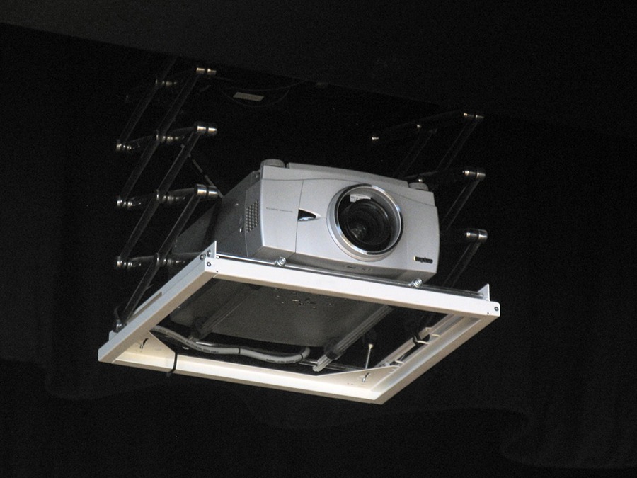 Videoproiettore a soffitto con supporto motorizzato installato al Casino di Campione d'Italia