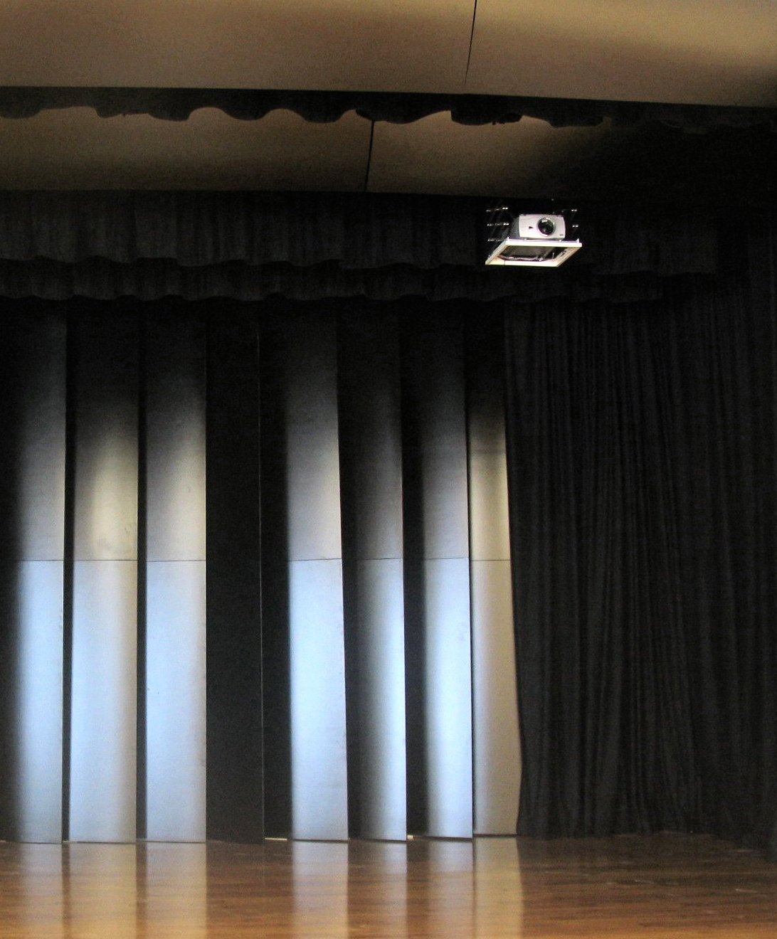 Palco con sipario nero e videoproiettore a soffitto al Casino di Campione d'Italia