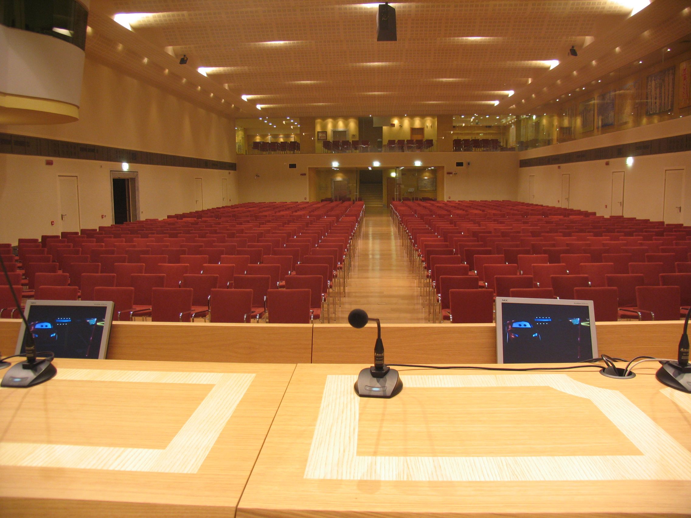 Postazione relatori con microfoni e monitor al centro congressi di Villa Borromeo