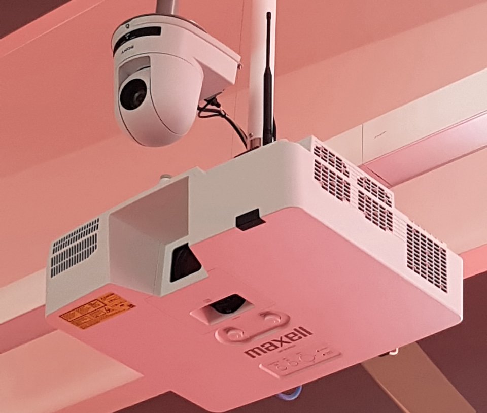 Videoproiettore Maxell e telecamera PTZ installati a soffitto al Centro Giovani di Pieve di Bono