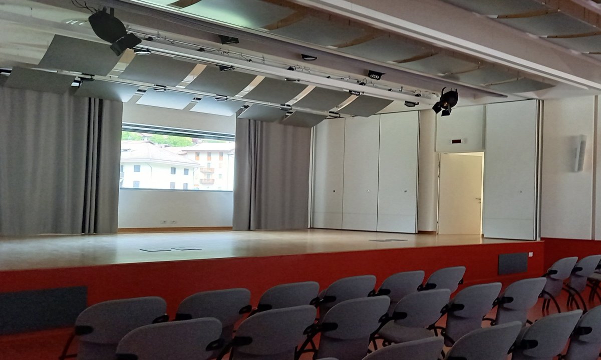 Palco con pannelli acustici a soffitto e luci sceniche al Centro Giovani di Pieve di Bono
