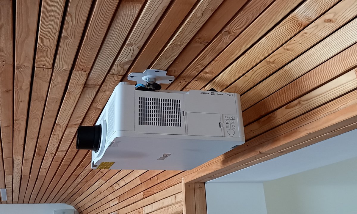 Videoproiettore installato su soffitto in legno al Centro Giovani di Pieve di Bono