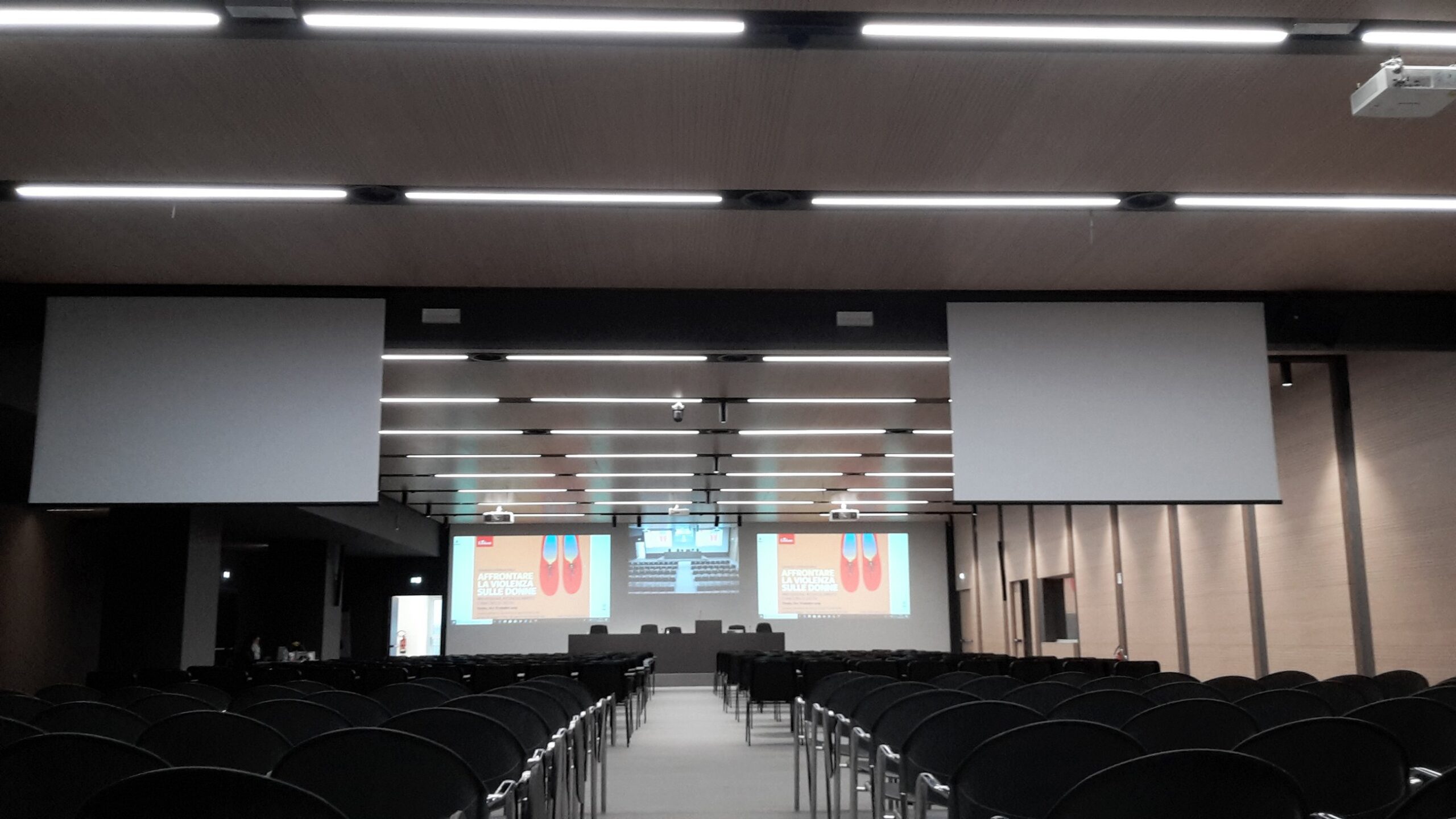 Auditorium del Centro Studi Erickson con schermi di proiezione e pannelli acustici a parete