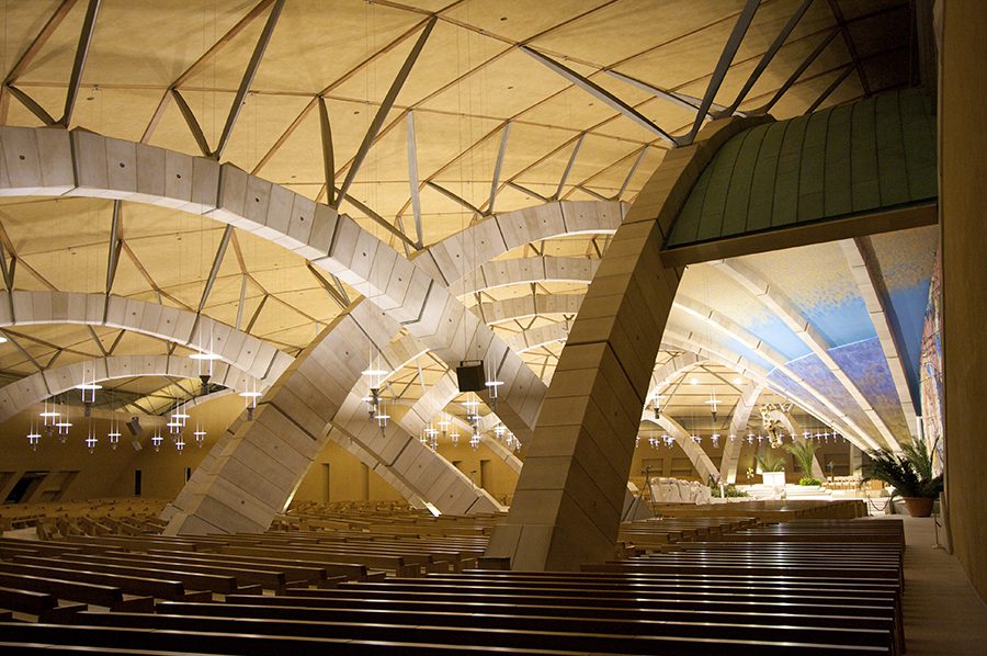 Interno della Chiesa di Padre Pio a San Giovanni Rotondo con struttura in archi di pietra e diffusori audio