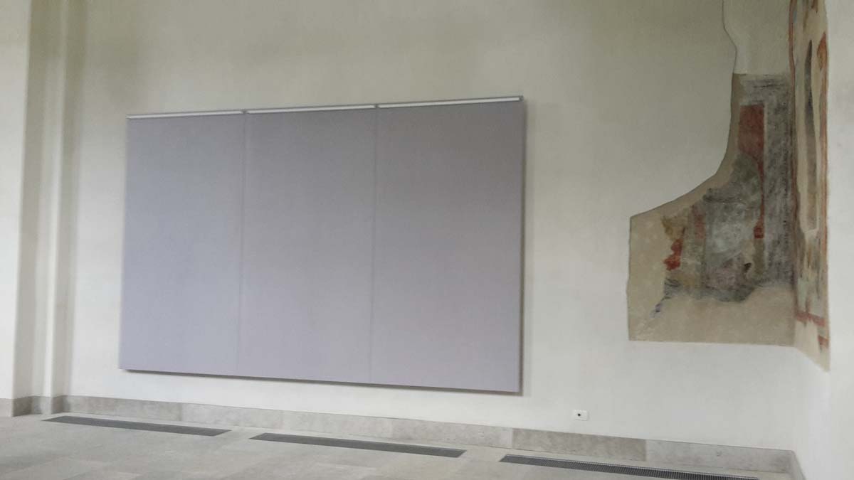 Pannelli fonoassorbenti a tre sezioni installati su parete della Chiesa di Sant Andrea a Breguzzo