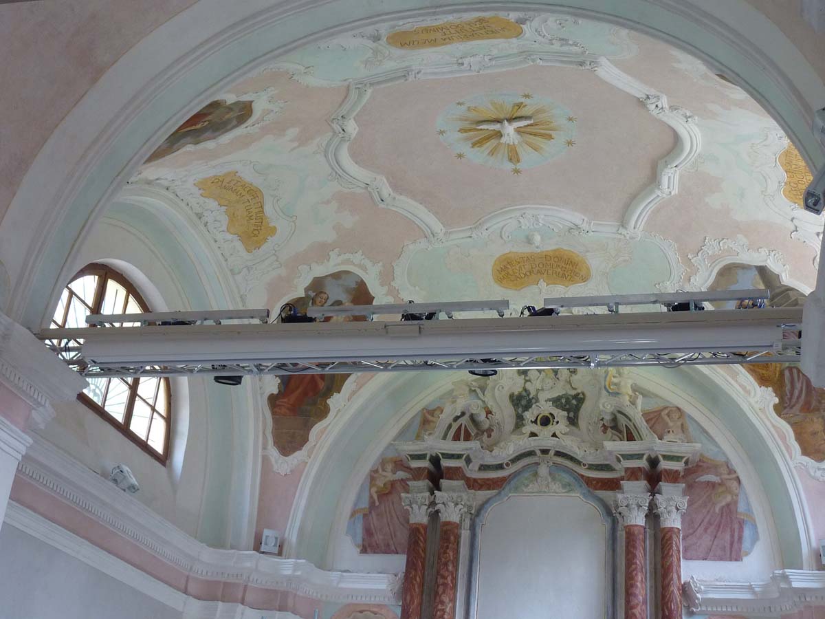 Volta affrescata e traliccio per illuminazione nella Chiesa di Sant Andrea a Breguzzo
