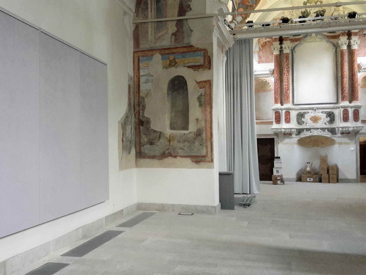 Pannello fonoassorbente e schermo proiezione nella navata della Chiesa di Sant Andrea a Breguzzo