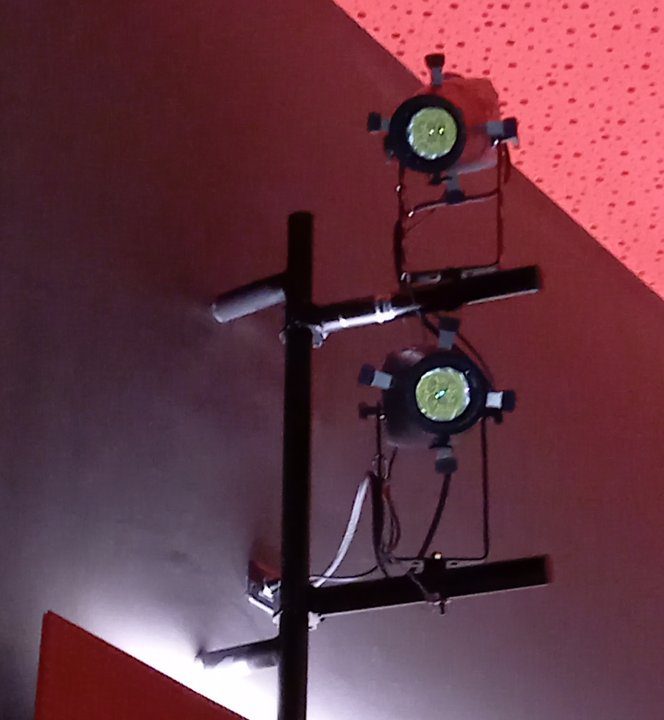 Proiettori teatrali su asta con pannelli fonoassorbenti rossi al Cinema Teatro Ferrari di Galbiate