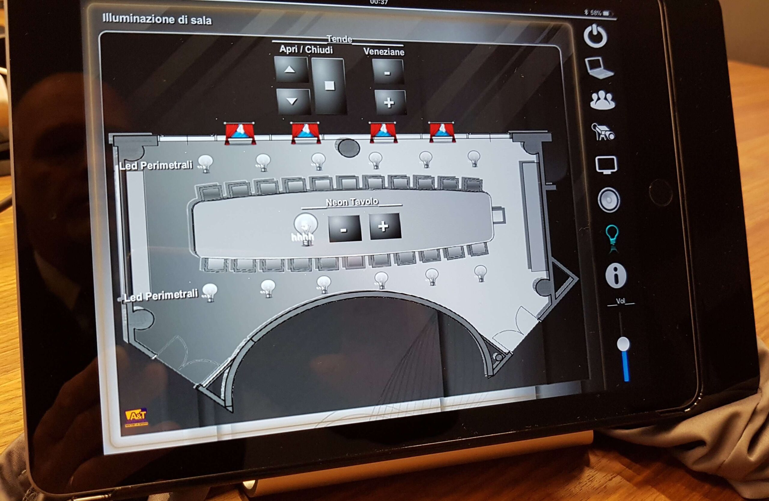 Tablet di controllo domotico per illuminazione e tende nella sala conferenze Confcommercio Trento