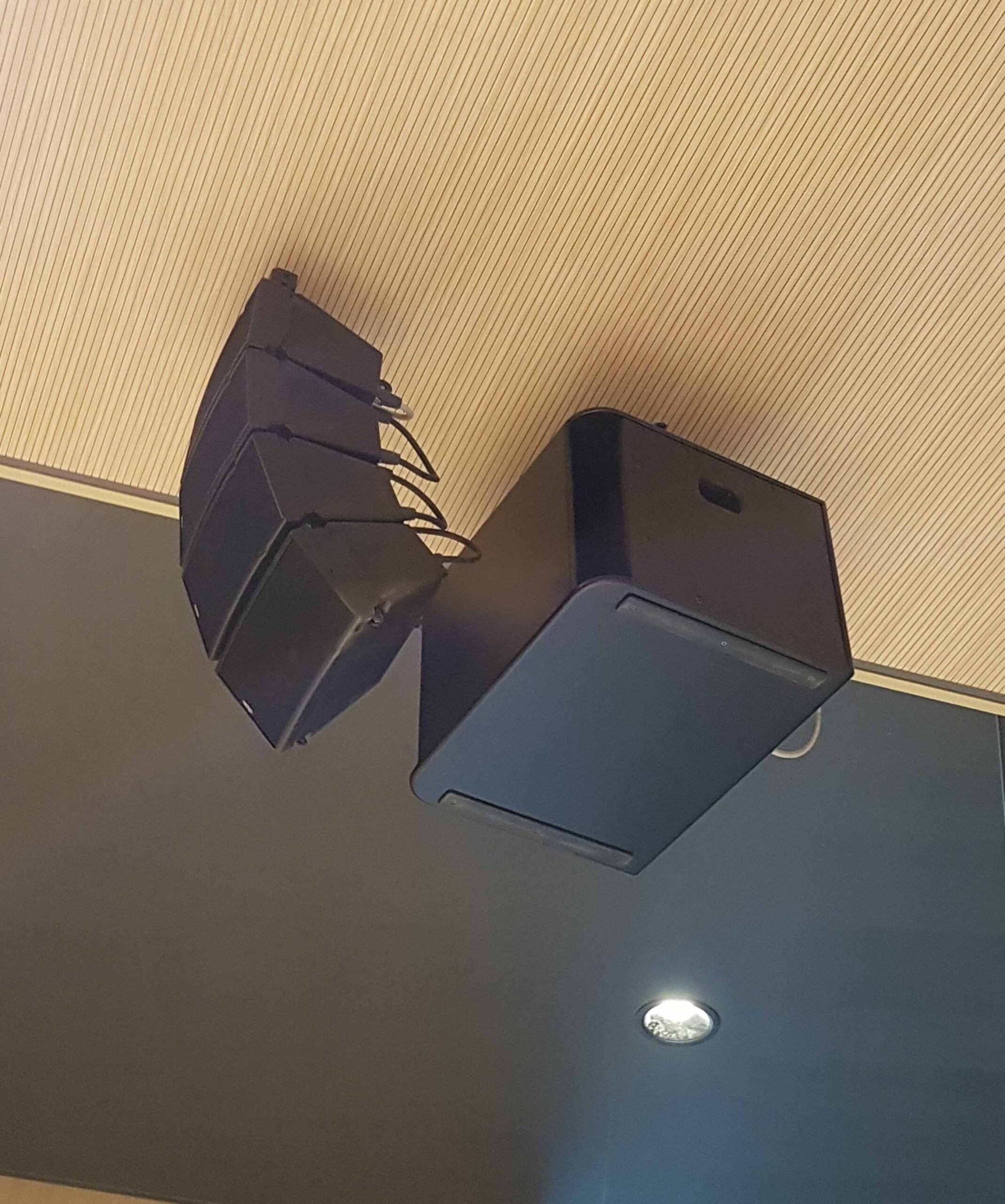 Diffusori line array e subwoofer a soffitto nell auditorium della Cooperativa Sant Orsola