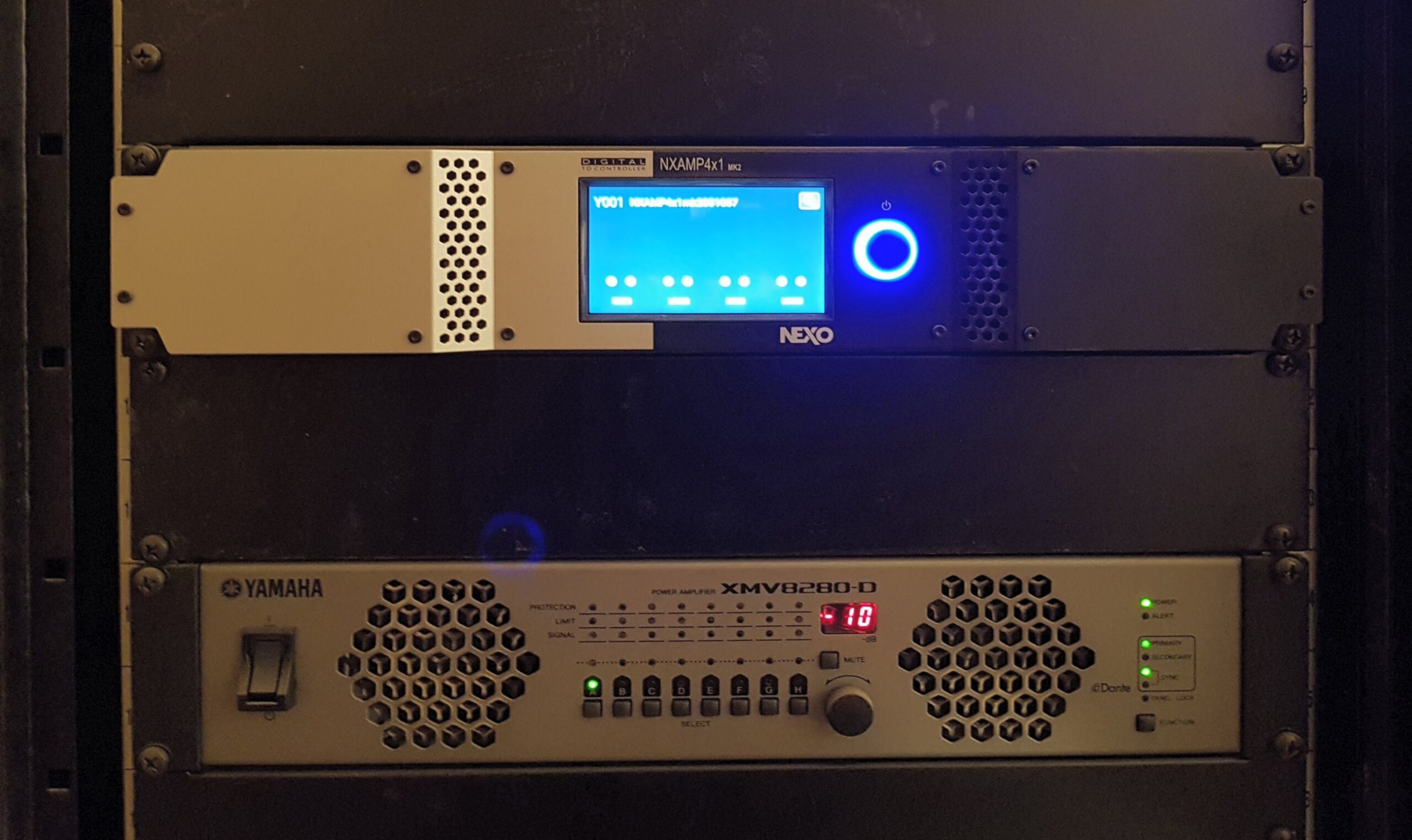 Amplificatori Nexo NXAMP e Yamaha XMV montati a rack nell auditorium Cooperativa Sant Orsola