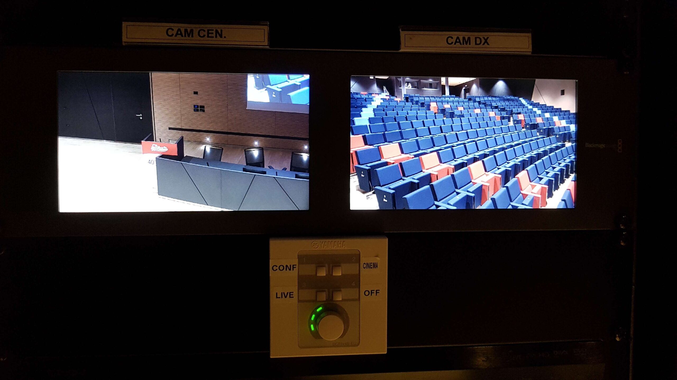 Monitor di controllo telecamere con selettore Yamaha per modalita conferenza e cinema alla Cooperativa Sant Orsola
