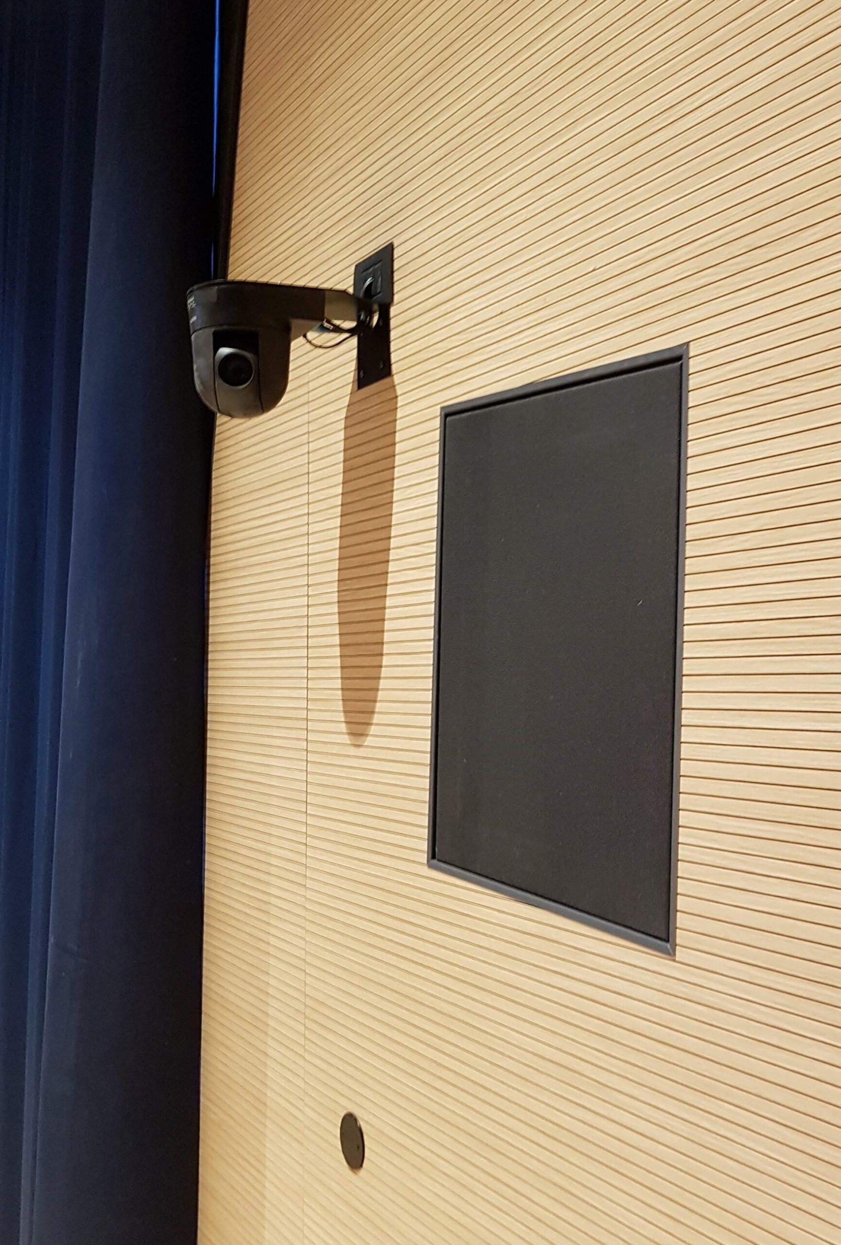 Telecamera PTZ e diffusore audio incassato a parete nell auditorium della Cooperativa Sant Orsola