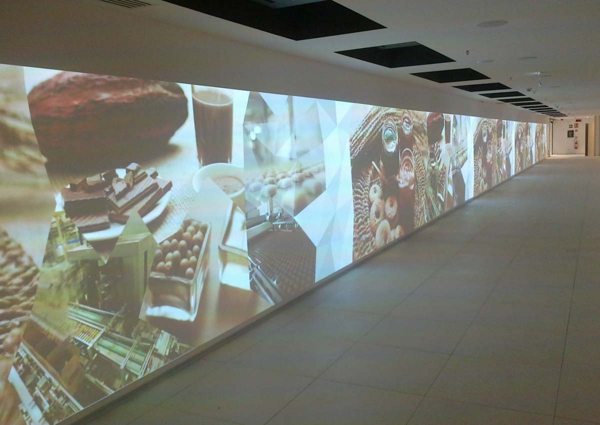 Videowall retroilluminato con immagini di cioccolato nel corridoio del padiglione Expo Milano 2015
