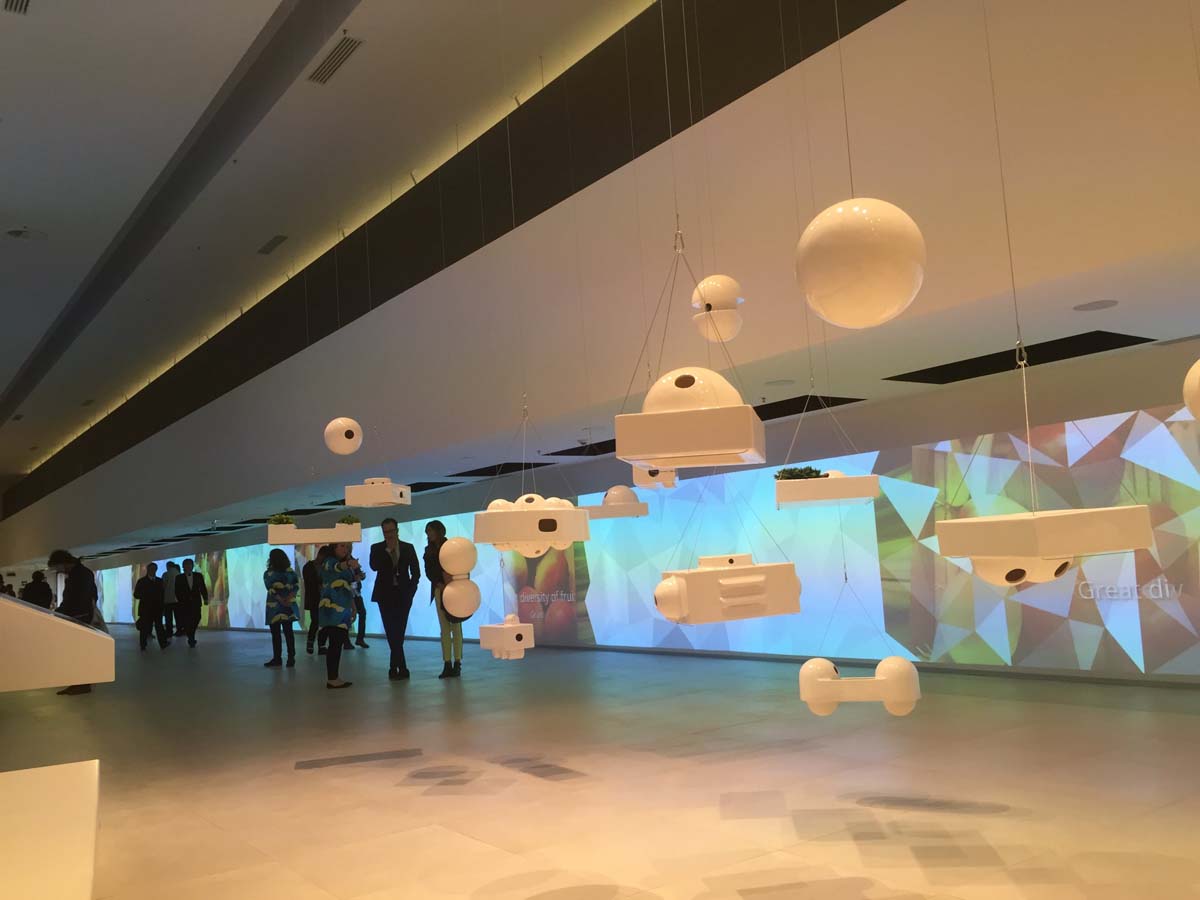 Installazione multimediale con sfere sospese e parete video colorata al padiglione Expo Milano 2015