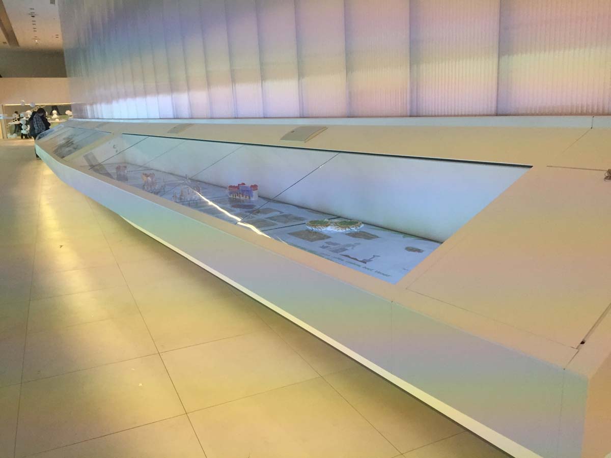 Teca espositiva illuminata con modellini e contenuti multimediali a Expo Milano 2015