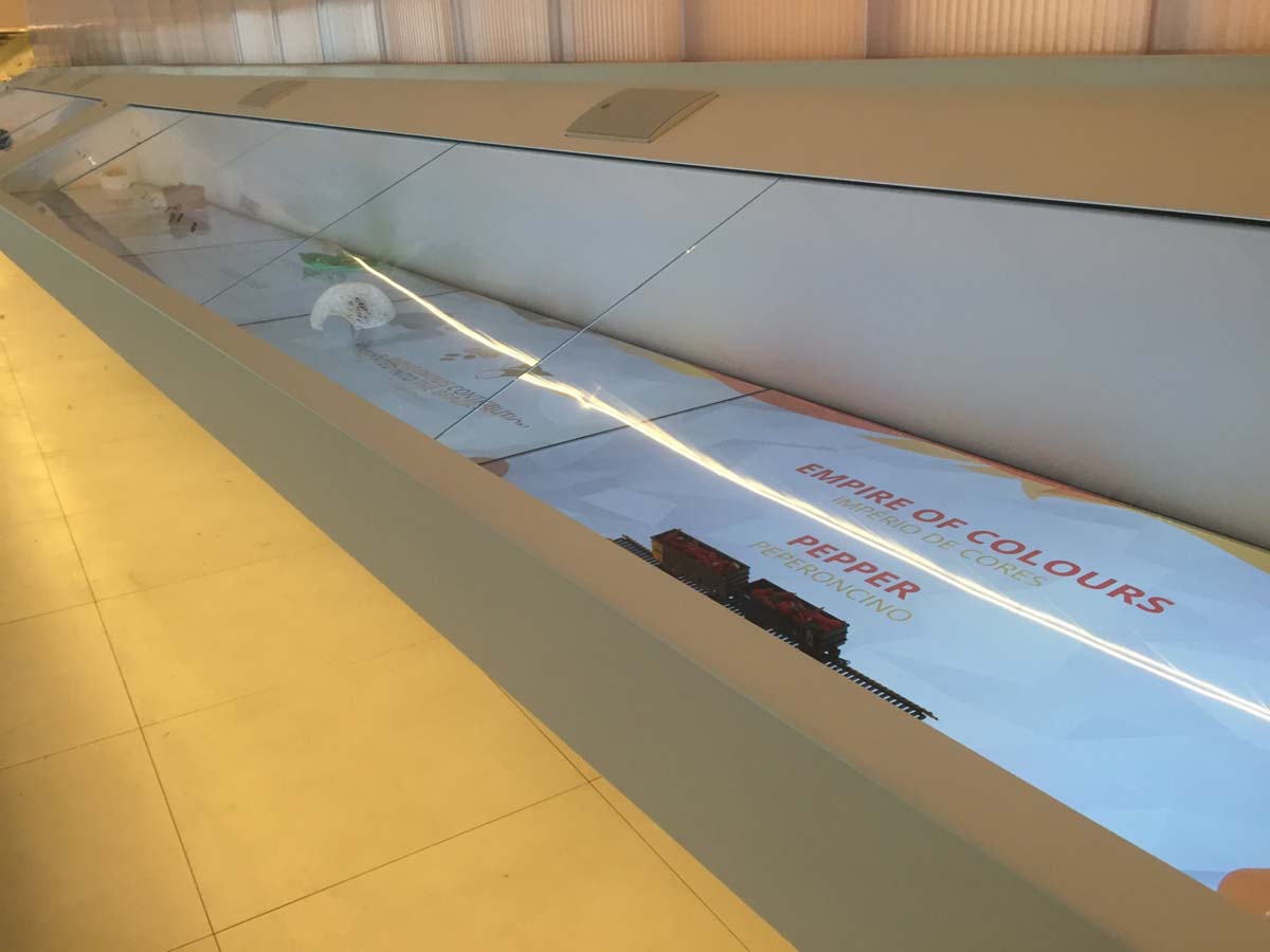 Dettaglio della teca interattiva con scritta Empire of Colours e treno al padiglione Expo Milano 2015