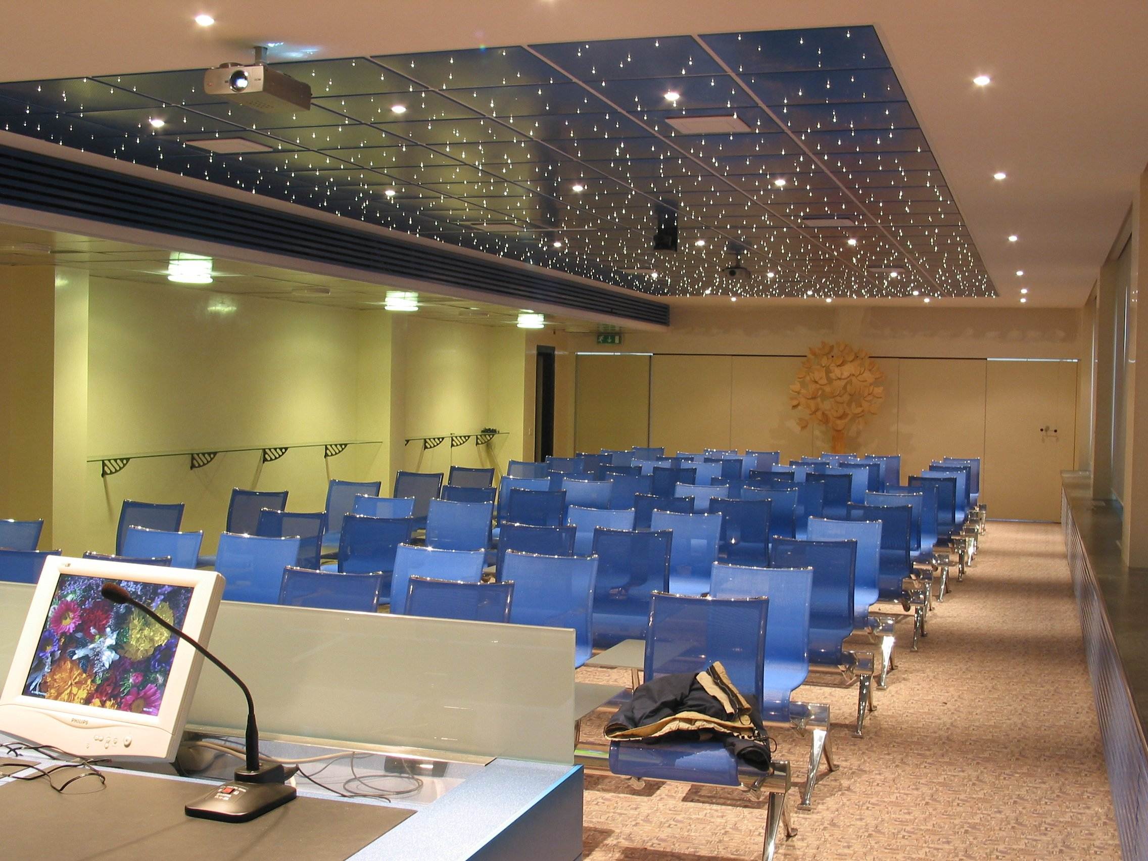 Vista dal tavolo relatori della sala meeting Foppa Pedretti con soffitto stellato e sedute blu